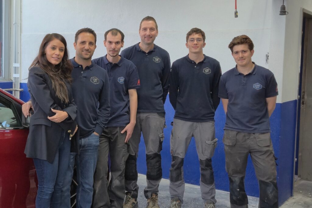 Équipe de la Carrosserie du Relais SA à Sonceboz-Sombeval, dans l’atelier de carrosserie et peinture automobile, Jura bernois.