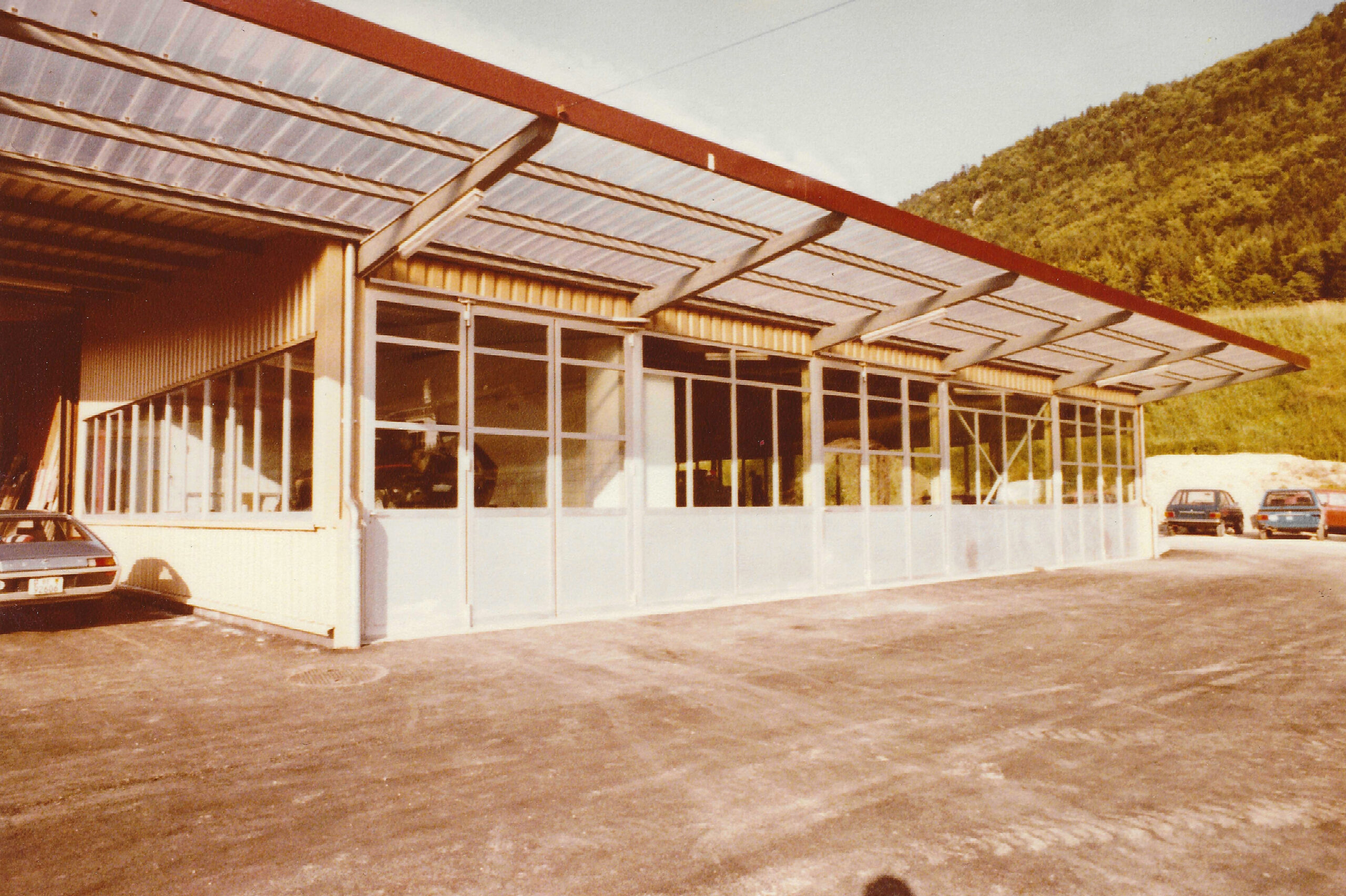 Photo historique de la Carrosserie du Relais SA à Sonceboz-Sombeval, montrant l’atelier d’origine lors de sa création en 1978 dans le Jura bernois.