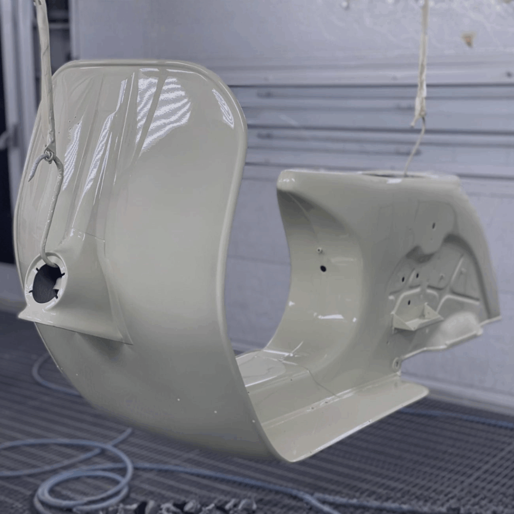 Châssis de scooter ou moto restauré et repeint dans la cabine de peinture de la Carrosserie du Relais SA à Sonceboz-Sombeval, Jura bernois.