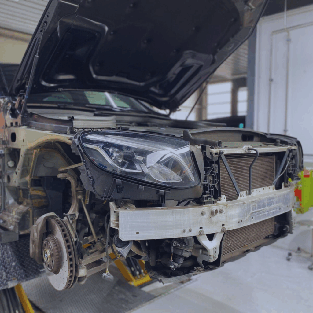 Véhicule en cours de réparation structurelle dans l’atelier de la Carrosserie du Relais SA à Sonceboz-Sombeval, Jura bernois.