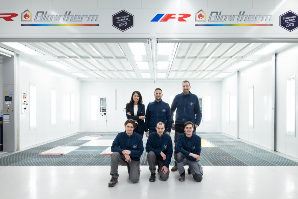 Équipe de la Carrosserie du Relais SA à Sonceboz-Sombeval, dans l’atelier de carrosserie et peinture automobile, Jura bernois.