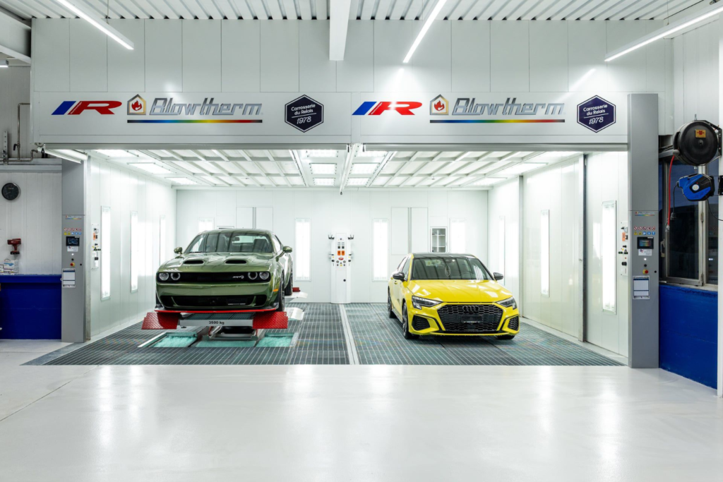 Cabine de peinture automobile professionnelle à Sonceboz, avec véhicules en réparation carrosserie, peinture haut de gamme et finitions de précision à la Carrosserie du Relais.