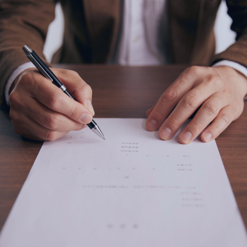 Signature d’un contrat automobile ou de réparation à la Carrosserie du Relais, Sonceboz-Sombeval, Jura bernois.