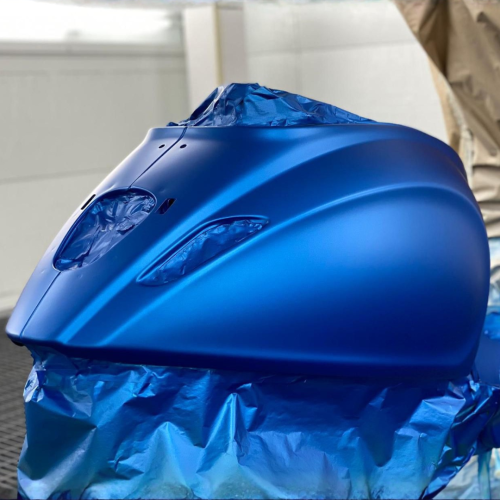 Application d’une peinture satinée bleue sur une carrosserie spéciale dans l’atelier de la Carrosserie du Relais SA à Sonceboz-Sombeval.