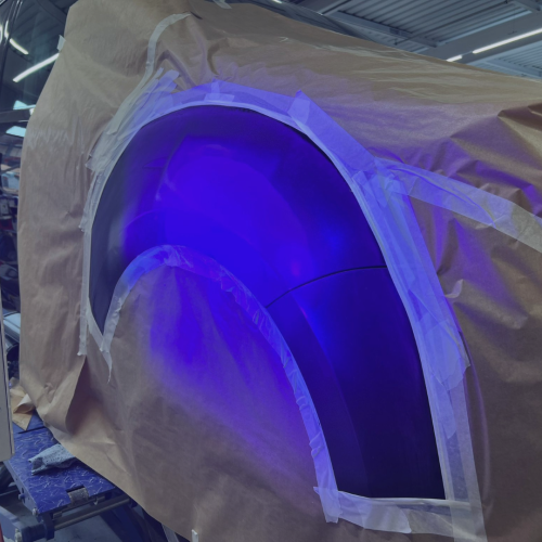 Séchage localisé d’une retouche de peinture automobile à l’aide d’une lampe infrarouge dans l’atelier de la Carrosserie du Relais SA, Sonceboz-Sombeval.