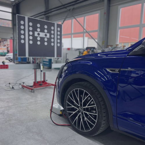 Véhicule en cours de calibrage des systèmes ADAS dans l’atelier de la Carrosserie du Relais SA à Sonceboz-Sombeval, Jura bernois.